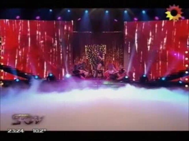 El polémico musical de Andrea Rincón en Sábado Show… ¡contra todos! 