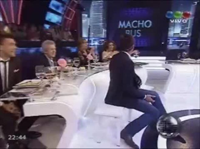 Leandro Penna protagonizó un sensual Macho Bus y habló de Katie Price