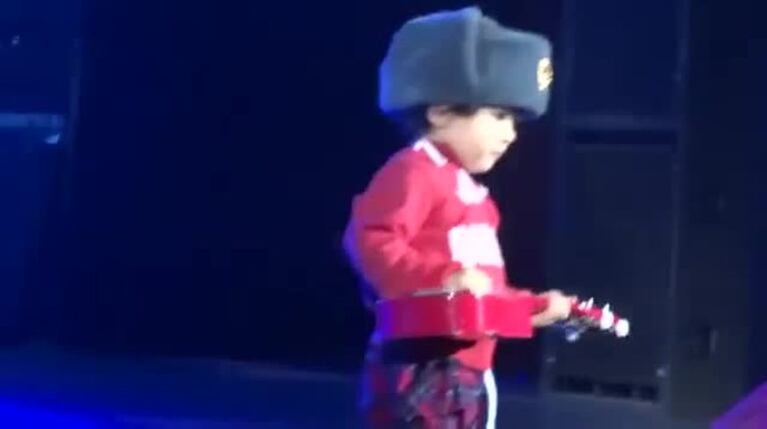 El tierno video de Natalia Oreiro en Rusia, con su hijo Merlín como guitarrista