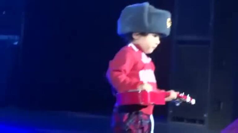 El tierno video de Natalia Oreiro en Rusia, con su hijo Merlín como guitarrista