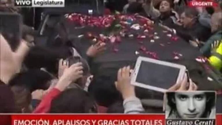 Emotiva y multitudinaria despedida a Gustavo Cerati en su traslado al cementerio de la Chacarita