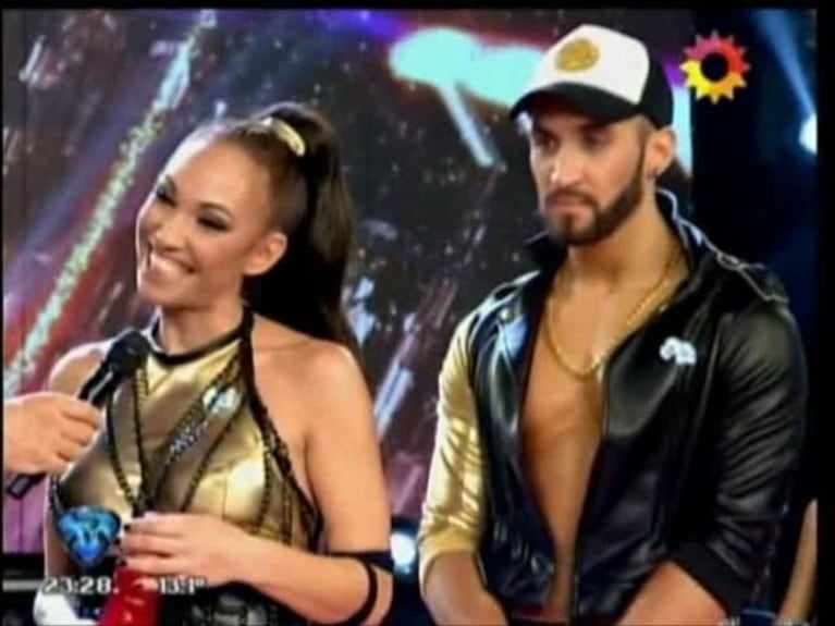 El tremendo beso de Moria con un bailarín 