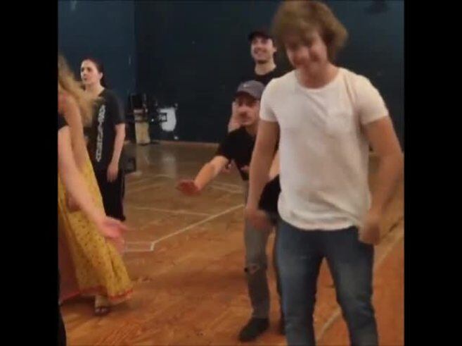  ¡No pega un paso! El divertido ensayo de Franco Masini para el Luna Park… y la pícara reacción de Fonzi y Alfonso