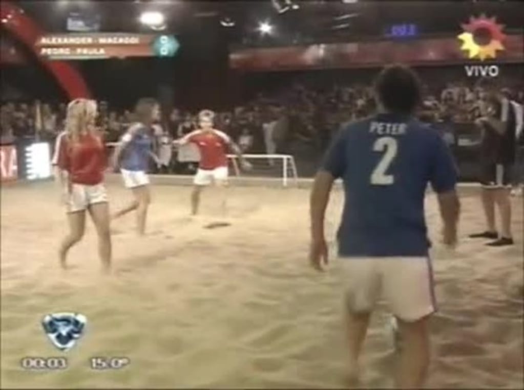 Fútbol playa en ShowMatch: golazo de Paula Chaves y foul de Marcelo Tinelli... ¡a su hija menor!