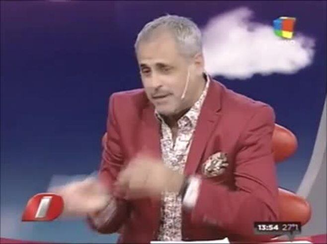Insólito: Cinthia Fernández no aguantó y se levantó de Intrusos… ¡para ir a orinar!