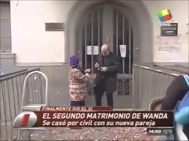 Una abuelita le pidió un autógrafo a un notero de Intrusos… ¡y él le dio tres picos!