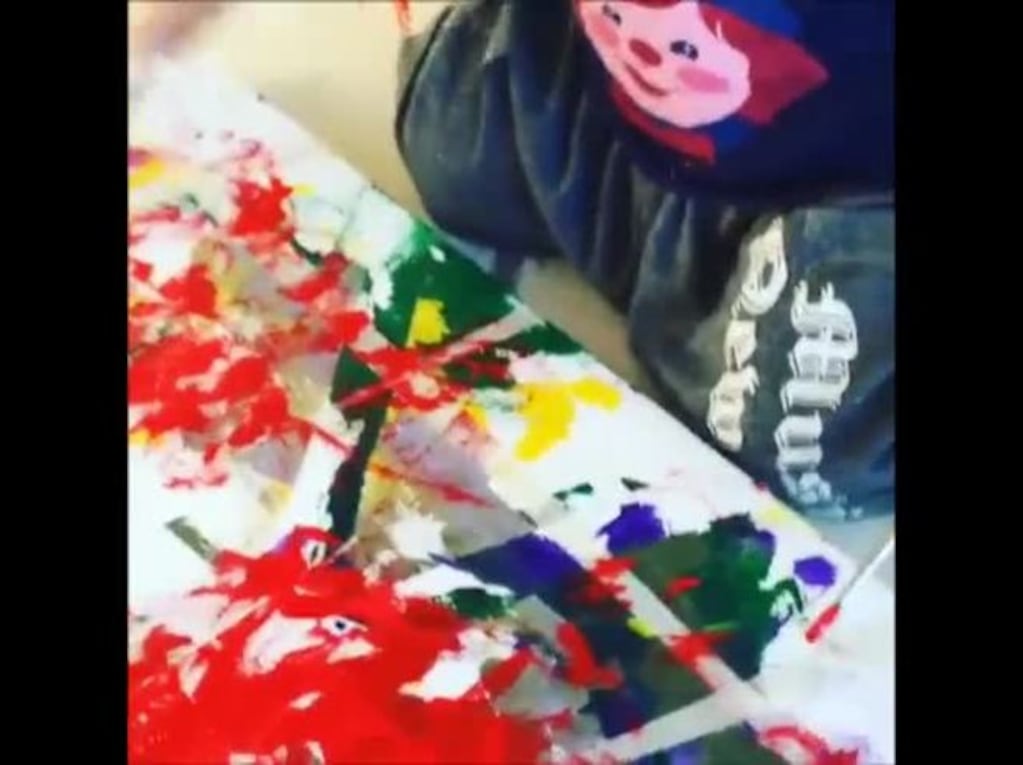 ¡Un genio! Jimena Barón compartió un video de su hijo pintando su primer cuadro