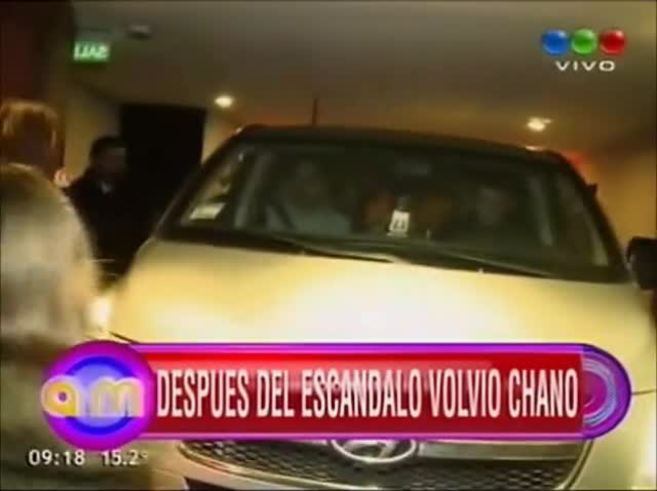 ¡Fan efusiva! Chano se retiraba del Luna Park y una joven aprovechó para besarlo y acariciarlo
