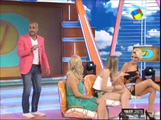 El look súper hot de Vicky Xipolitakis en Intrusos