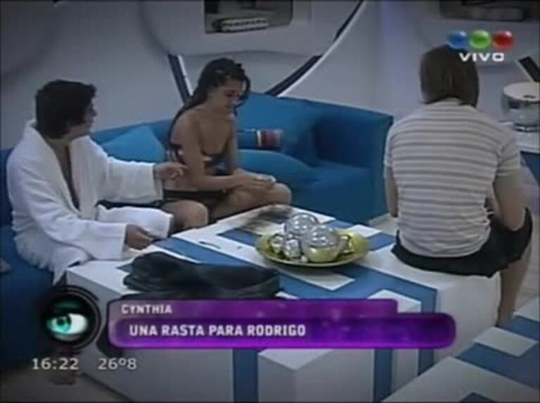 Gran Hermano 2012: Cynthia y Rodrigo, primer beso ¿y algo más?