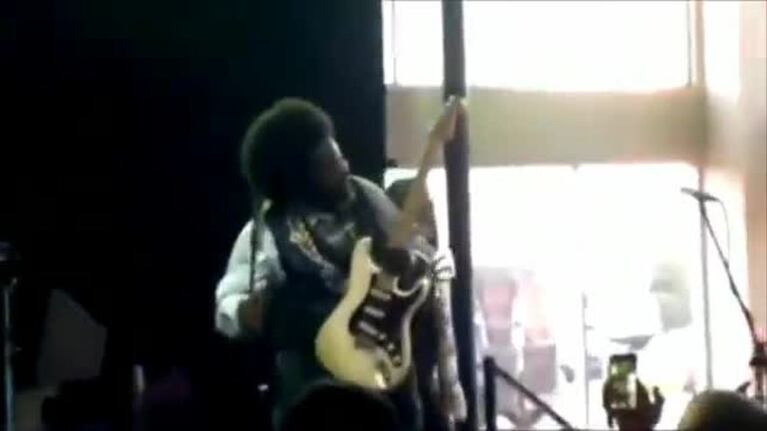 El rapero Afroman golpeó brutalmente a una mujer en pleno concierto