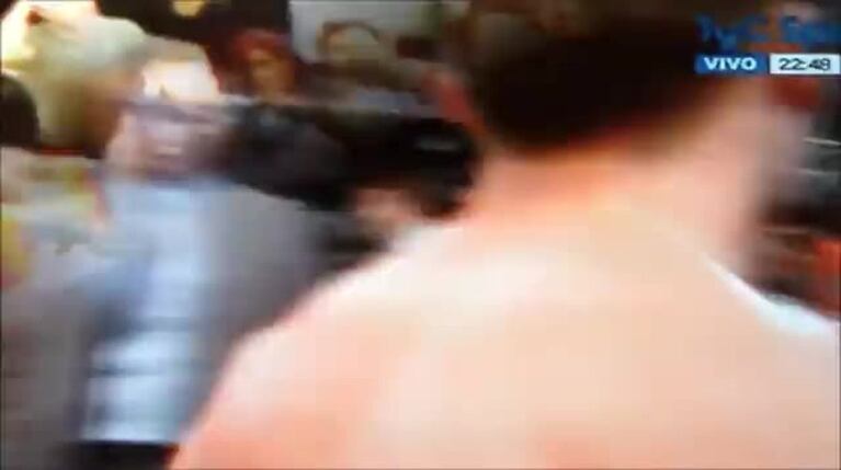 El papelón de Leandro Penna: quiso saludar a Maravilla Martínez... ¡y lo sacó la seguridad!