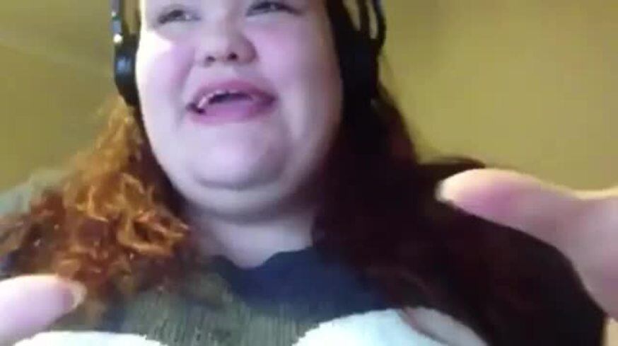 Desopilante reacción de una joven al ver el tráiler del film erótico 50 sombras de Grey