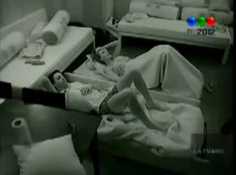 Gran Hermano 2012: el histeriqueo entre Ezequiel y Daniela, ¿nace el amor?