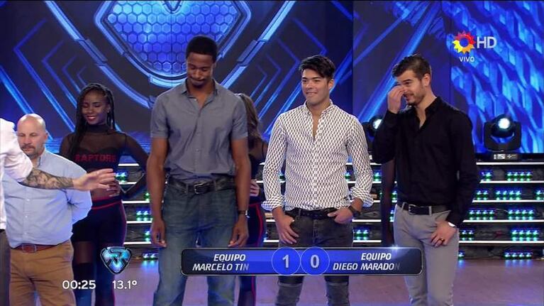 Tinelli y Diego Maradona Jr. se desafiaron a unos tiros al aro de básquet en ShowMatch