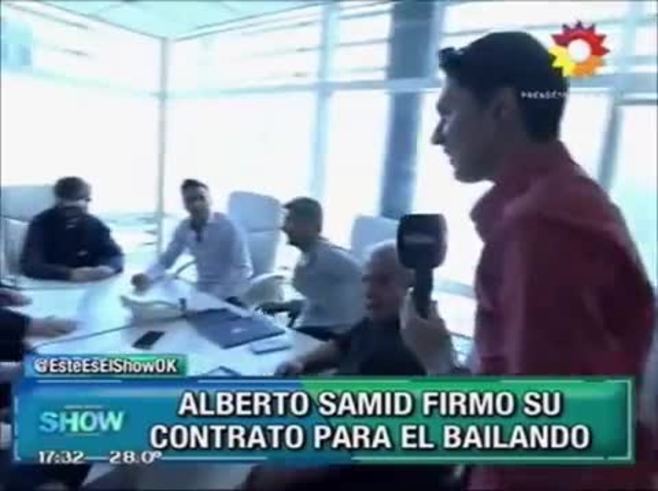 Samid llevó un cura para firmar su contrato