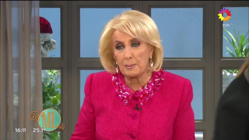 El divertido “reto” de Mirtha a su producción: “Chicos, esto me hace sombra. O suben la araña o bajan las luces”