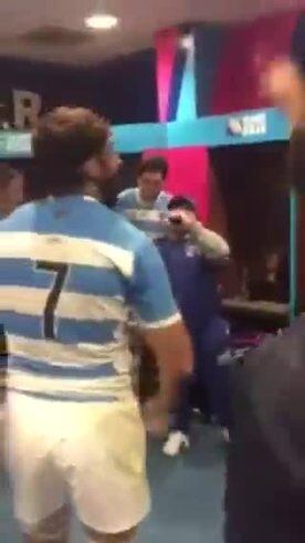 El festejo en los vestuarios de Maradona y Los Pumas