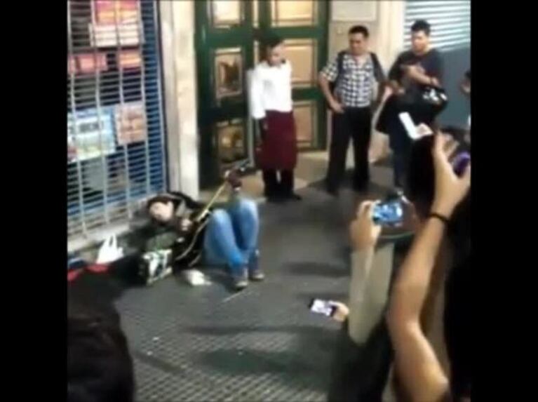 Pity Álvarez cantó en calle Corrientes ¡y pasó la gorra!: mirá el video