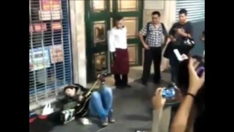 Pity Álvarez cantó en calle Corrientes ¡y pasó la gorra!: mirá el video