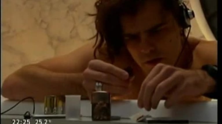 El sensual desnudo de Peter Lanzani en La Leona