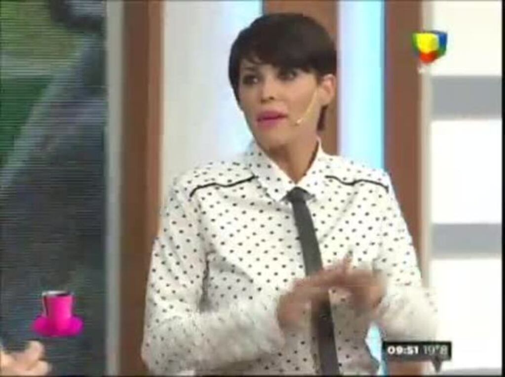 El polémico (¡y similar!) look del miércoles de Pamela David al presentar la nota de las playeras vestidas de colegialas: mirá el video