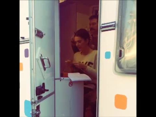 Bergüzar Korel, la actriz de Las mil y una noches, tiene un hobbie muy particular: ¡teje!