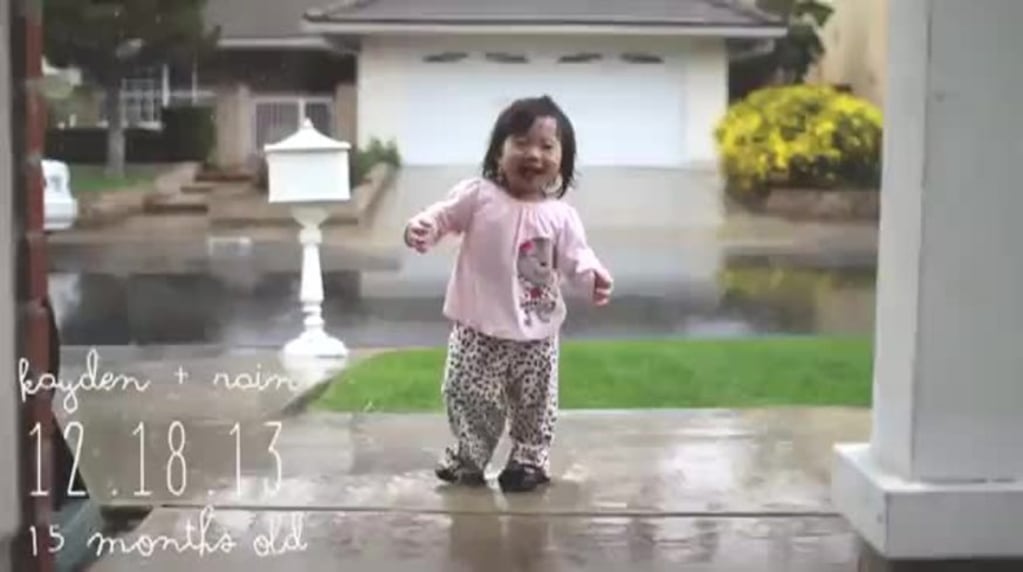 La emocionante reacción de una niña de 1 año al ver y sentir la lluvia por primera vez
