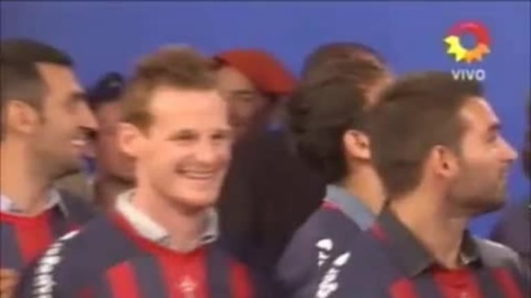 ShowMatch: las cargadas del "papa Francisco" a los futbolistas de San Lorenzo