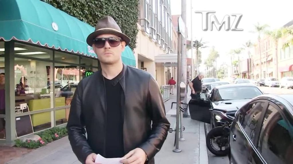 La bromba de Michael Buble a un paparazzi en Beverly Hills