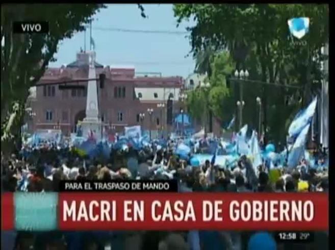 ¡El blooper del Granadero! El caballó que corcoveó y casi choca contra una camioneta en medio de la asunción de Mauricio Macri: el video