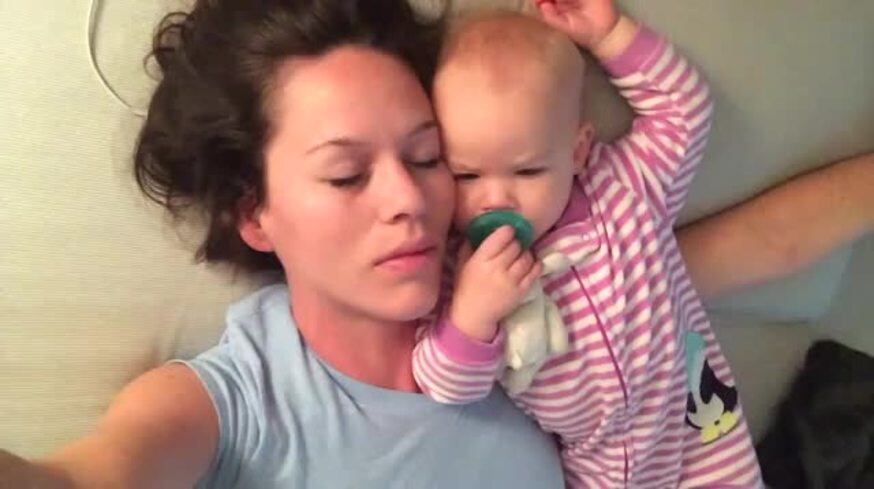 ¡El video más tierno del mundo! La bebé que no deja dormir a su mamá 