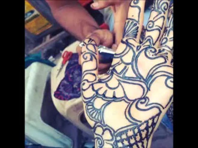 Dolores Barreiro en plena sesión de tatuaje hindú