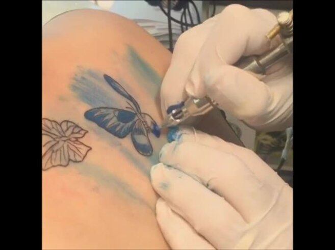 Ángela Torres presentó su nuevo y colorido tatuaje en Instagram