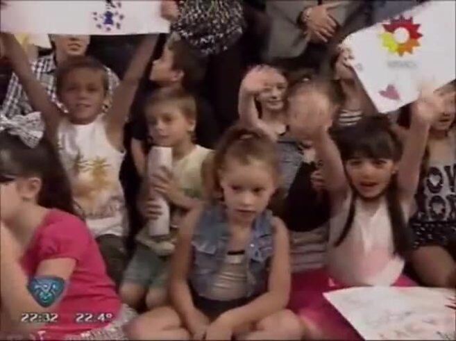 Lourdes Sánchez presentó tema en inglés en ShowMatch pero recibió un palo de Polino
