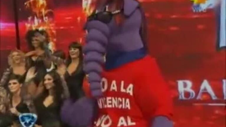 Doloroso blooper de Karina Jelinek y Maxi Diorio haciendo un strip dance en ShowMatch: la modelo le pegó un cabezazo en las "partes sensibles"