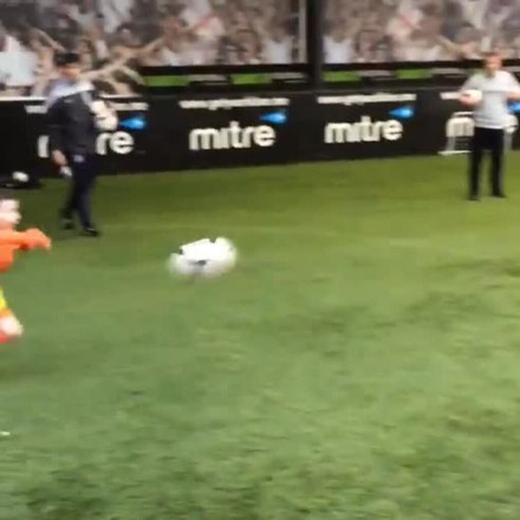 ¡Kun Agüero (baboso) papá! El video del primer día de entrenamiento de Benjamín en Inglaterra