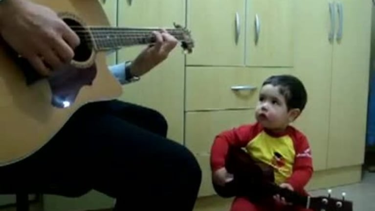 ¡El video más tierno! Un bebé causa furor cantando un tema de los Beatles con su papá