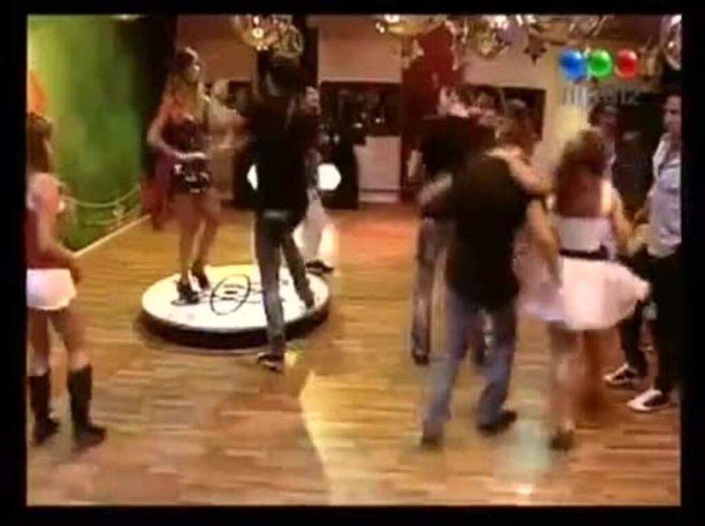 Gran Hermano 2012: La Noche buena de Ezequiel y Victoria a los besos