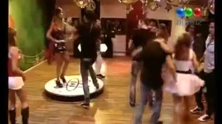 Gran Hermano 2012: La "Noche-buena" de Ezequiel y Victoria a los besos