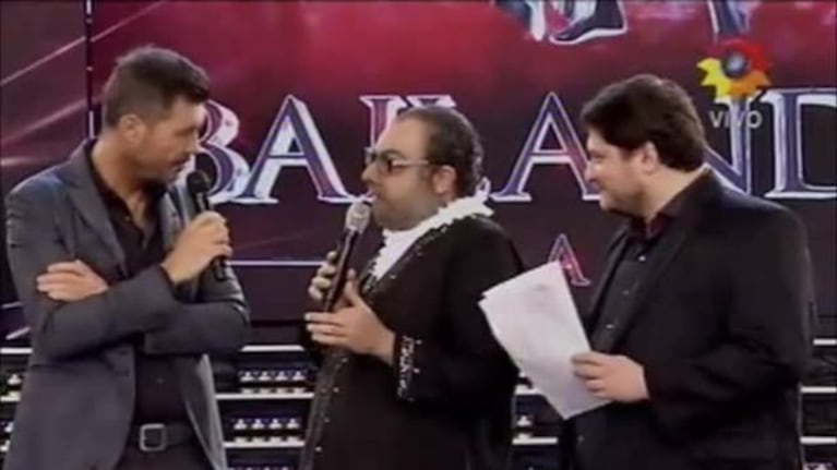 Freddy Villarreal se convirtió en Jorge Lanata en ShowMatch y Sara Stewart Brown bromeó en Twitter: "¡Dice que le sale mejor!"
