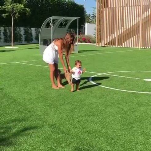 El video súper tierno del hijo menor de Messi aprendiendo a caminar