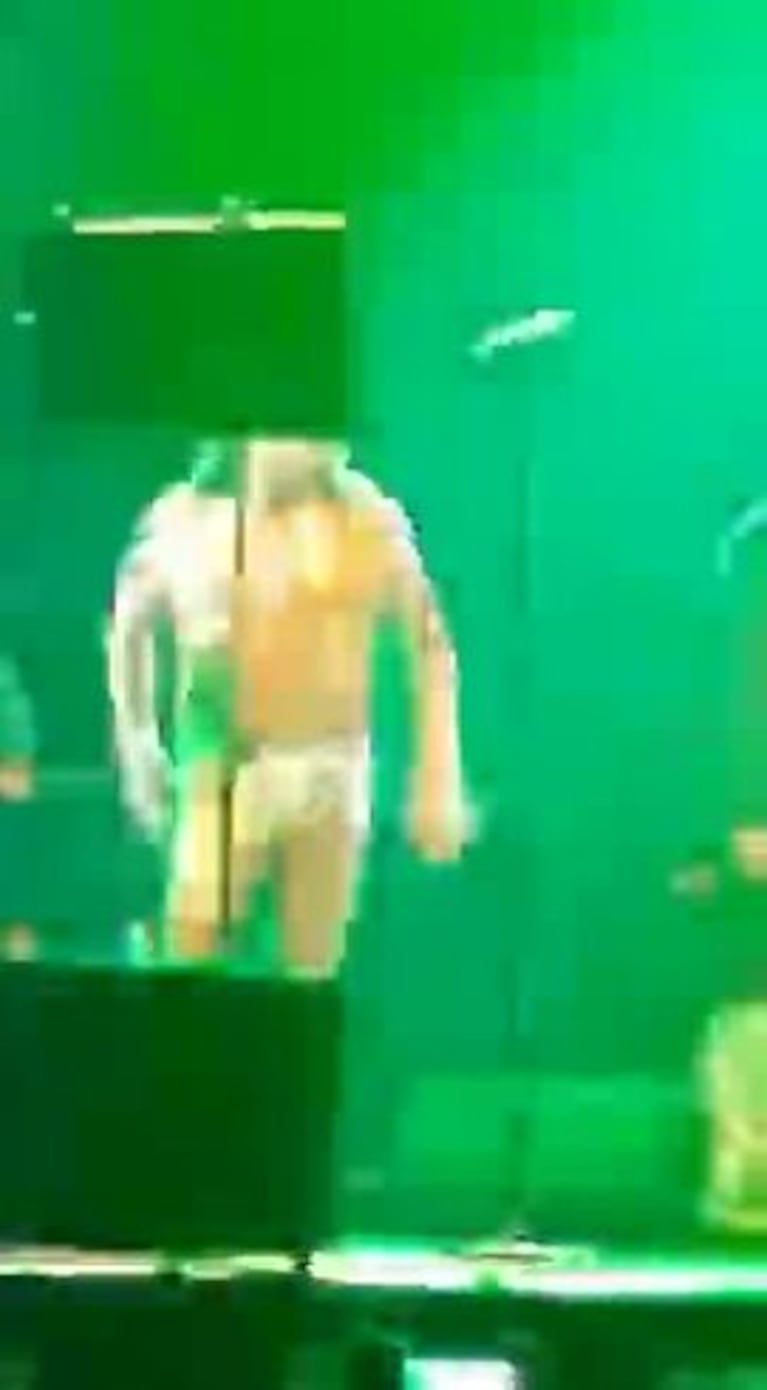 La Mona Jiménez y un descuido embarazoso en pleno recital: ¡mirá qué le pasó!