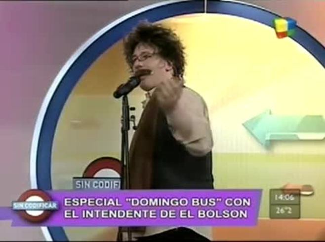 Yayo presenta a los invitados de Domingo Bus