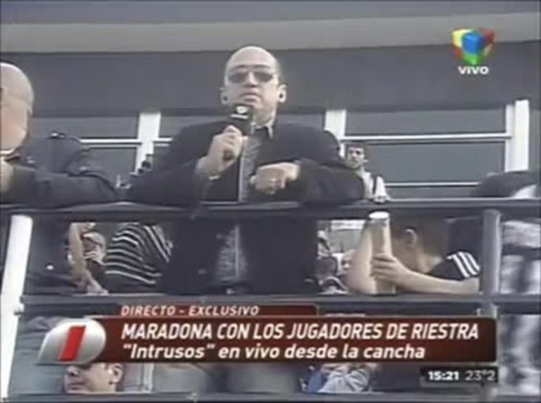 Diego Maradona, fútbol y todo un gesto: fue a la cancha de Riestra junto al padre y el hermano de Verónica Ojeda