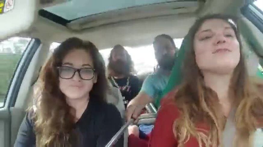 Cantaban en un auto y chocaron 