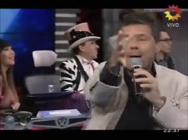 El apasionado beso de Silvina Escudero y Sofia Pachano bajo la lluvia