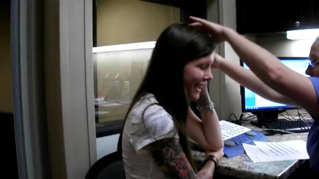 El emocionante video de una mujer sorda que oyó su voz por primera vez es furor en la Web