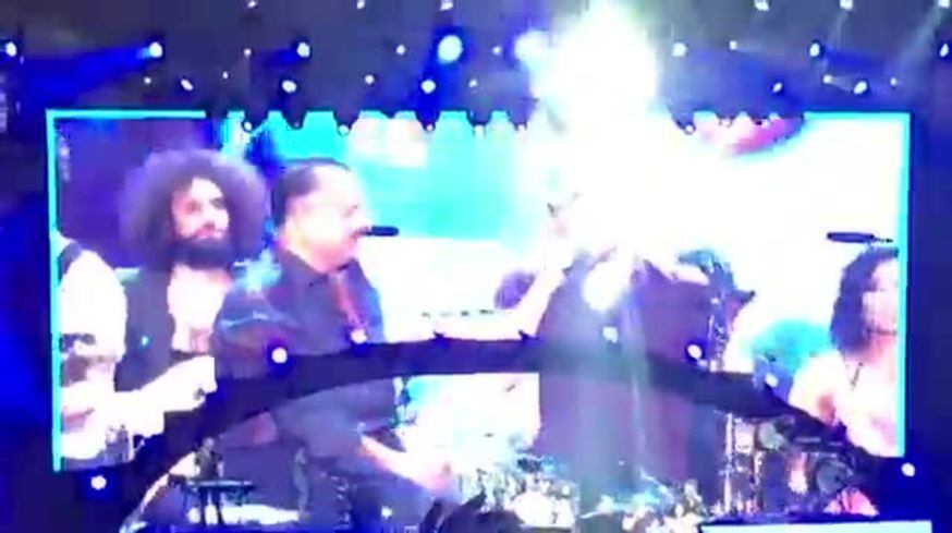 Polémica por un recital de Enrique Iglesias: ¿cantó borracho? 