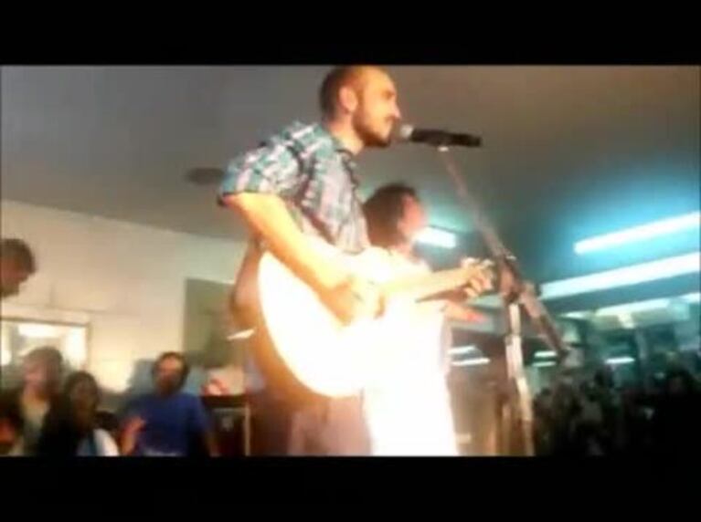 Rosana y Abel Pintos brindaron un multitudinario show… ¡en el subte!